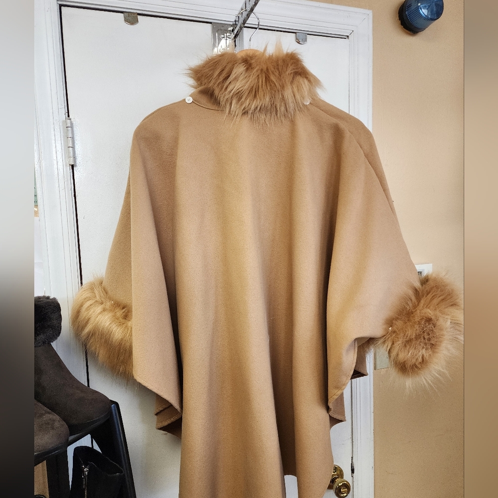 Tan Faux Fur Trim Women's Coat Poncho. NWT. - Picture 4 of 6